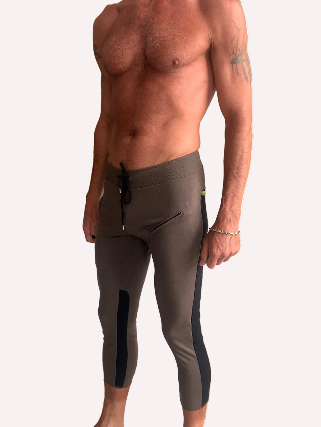 4/5 Zip-Pocket Capri Yoga Pants – Army Green with Black