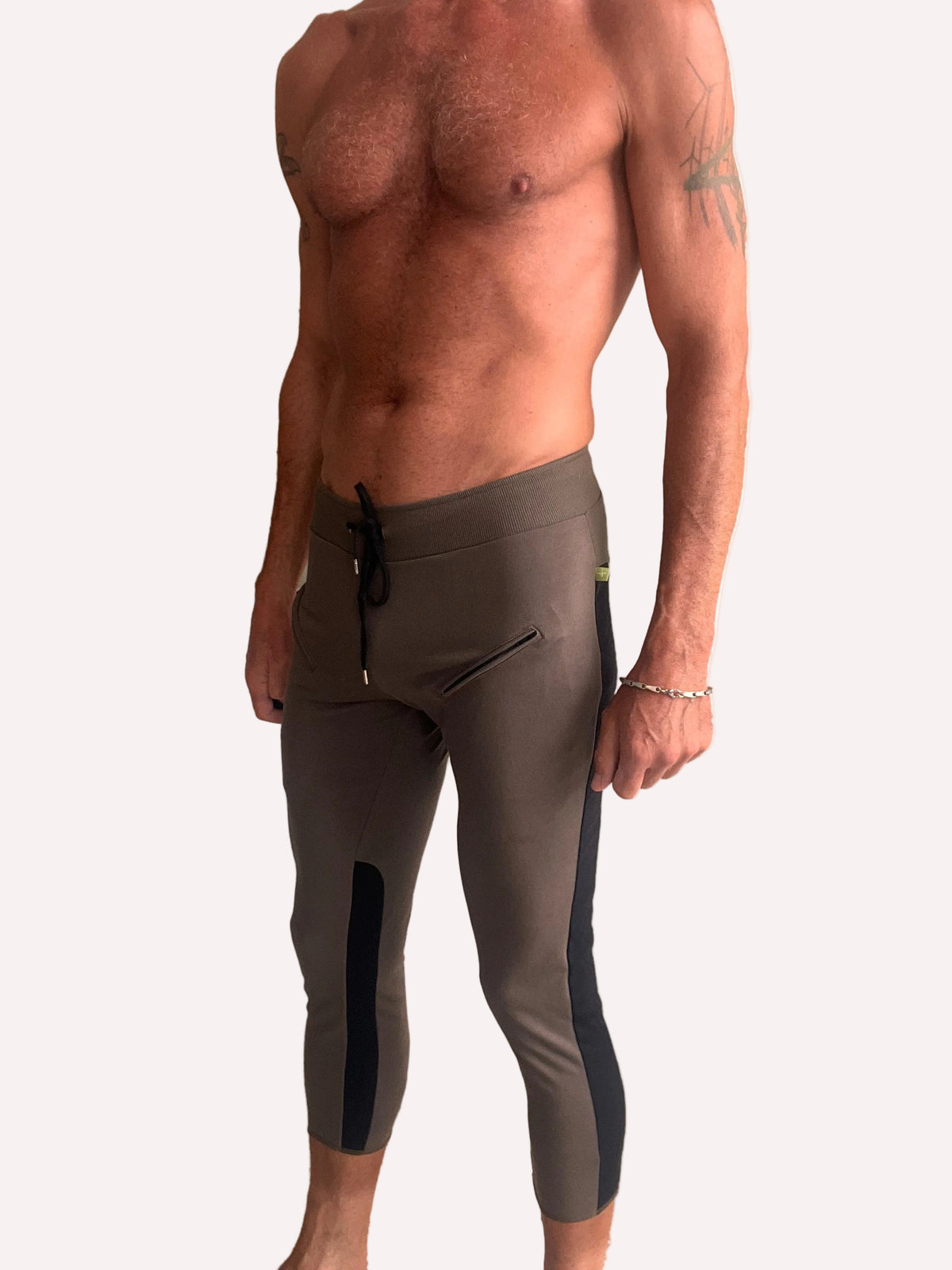 4/5 Zip-Pocket Capri Yoga Pants – Army Green with Black